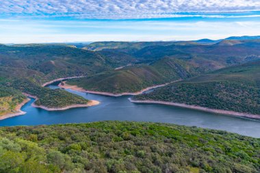 Tagus nehri İspanya 'daki Monfrague Ulusal Parkı' nı geçiyor