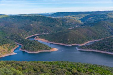 Tagus nehri İspanya 'daki Monfrague Ulusal Parkı' nı geçiyor