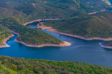 Tagus nehri İspanya 'daki Monfrague Ulusal Parkı' nı geçiyor