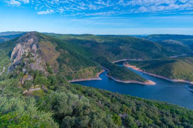 Tagus nehri İspanya 'daki Monfrague Ulusal Parkı' nı geçiyor