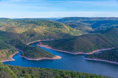 Tagus nehri İspanya 'daki Monfrague Ulusal Parkı' nı geçiyor