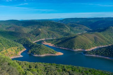 Tagus nehri İspanya 'daki Monfrague Ulusal Parkı' nı geçiyor