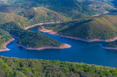 Tagus nehri İspanya 'daki Monfrague Ulusal Parkı' nı geçiyor