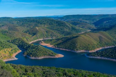 Tagus nehri İspanya 'daki Monfrague Ulusal Parkı' nı geçiyor