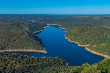 Tagus nehri İspanya 'daki Monfrague Ulusal Parkı' nı geçiyor