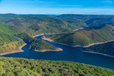 Tagus nehri İspanya 'daki Monfrague Ulusal Parkı' nı geçiyor