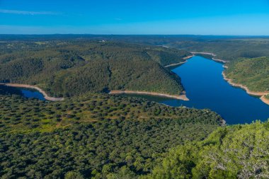 Tagus nehri İspanya 'daki Monfrague Ulusal Parkı' nı geçiyor