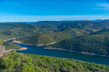 Tagus nehri İspanya 'daki Monfrague Ulusal Parkı' nı geçiyor