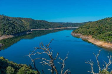 Tagus nehri İspanya 'daki Monfrague Ulusal Parkı' nı geçiyor