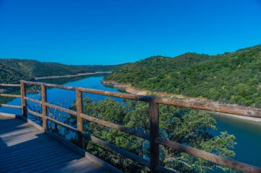 Tagus nehri İspanya 'daki Monfrague Ulusal Parkı' nı geçiyor
