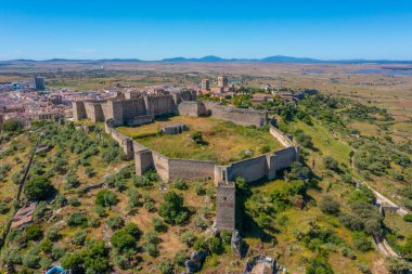 İspanyol kasabası Trujillo 'daki kalenin havadan görünüşü