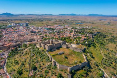 İspanyol kasabası Trujillo 'daki kalenin havadan görünüşü