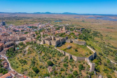 İspanyol kasabası Trujillo 'daki kalenin havadan görünüşü