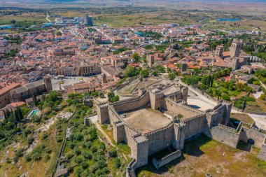 İspanyol kasabası Trujillo 'daki kalenin havadan görünüşü