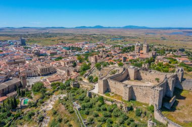 İspanyol kasabası Trujillo 'daki kalenin havadan görünüşü