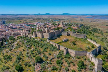 İspanyol kasabası Trujillo 'daki kalenin havadan görünüşü