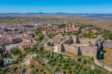 İspanyol kasabası Trujillo 'daki kalenin havadan görünüşü