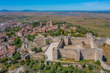 İspanyol kasabası Trujillo 'daki kalenin havadan görünüşü