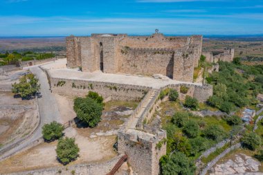 İspanyol kasabası Trujillo 'daki kalenin havadan görünüşü