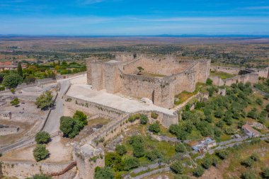 İspanyol kasabası Trujillo 'daki kalenin havadan görünüşü