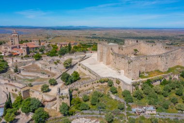 İspanyol kasabası Trujillo 'daki kalenin havadan görünüşü