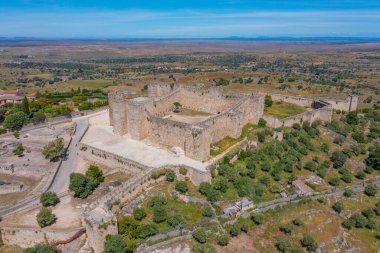 İspanyol kasabası Trujillo 'daki kalenin havadan görünüşü