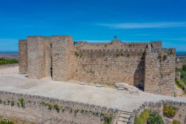 İspanyol kasabası Trujillo 'daki kalenin havadan görünüşü
