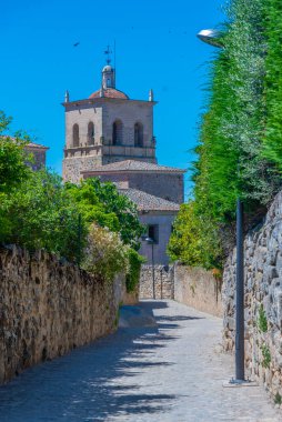 İspanyol kasabası Trujillo 'ya bakan Santa Maria Belediye Başkanı Kilisesi