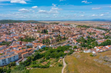 İspanyol şehri Caceres 'in havadan görünüşü