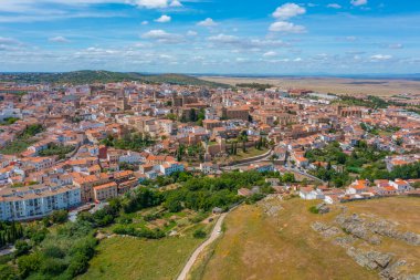 İspanyol şehri Caceres 'in havadan görünüşü