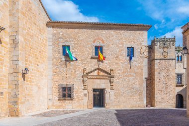 İspanya 'nın eski Caceres kasabasındaki Santa Maria Meydanı