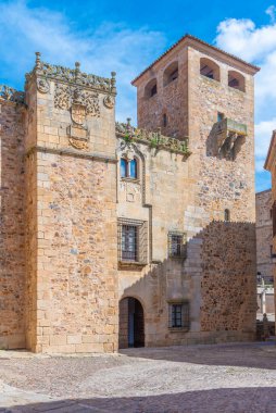 İspanya 'nın eski Caceres kasabasındaki Santa Maria Meydanı