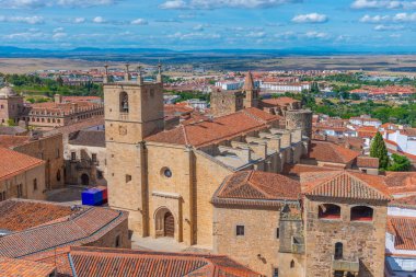 İspanya 'nın Caceres kentindeki katedralin havadan görünüşü