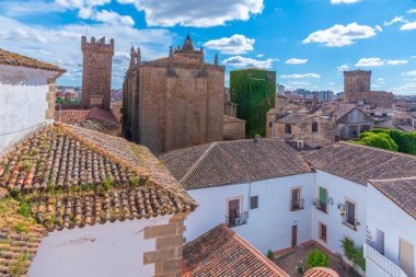 İspanyol şehri Caceres 'in havadan görünüşü