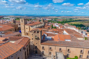 İspanya 'nın Caceres kentindeki katedralin havadan görünüşü