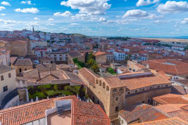 İspanyol şehri Caceres 'in havadan görünüşü