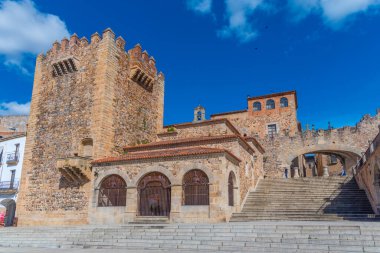 İspanyol şehri Caceres 'in Arco de la Estrella kapısı
