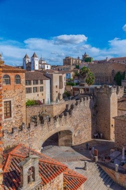 İspanyol şehri Caceres 'in Arco de la Estrella kapısı