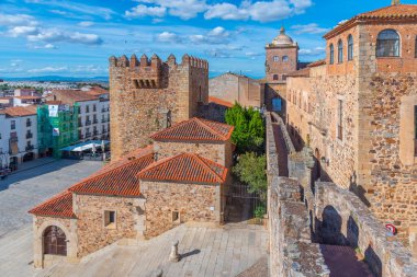 İspanyol şehri Caceres 'de Palacio De Moctezuma ve Torre de Bujaco.