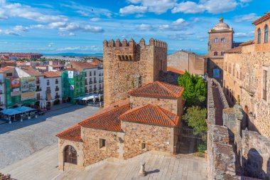 İspanyol şehri Caceres 'de Palacio De Moctezuma ve Torre de Bujaco.