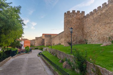 İspanyol şehri Plasencia 'da günbatımının tahkimat manzarası