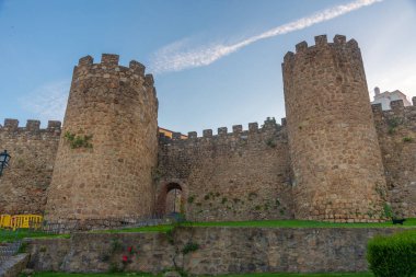 İspanyol şehri Plasencia 'da günbatımının tahkimat manzarası
