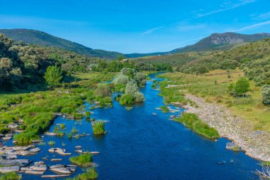 İspanya 'daki Alagon nehrinin manzarası