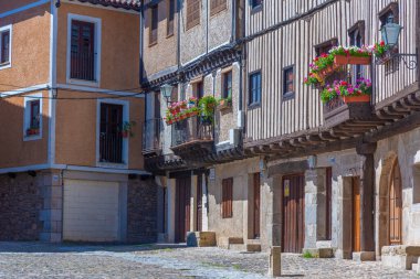 İspanya 'nın La Alberca köyünde dar bir caddenin yanındaki kereste evleri.