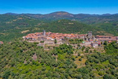 İspanya 'daki Miranda del Castanar köyünün havadan görünüşü