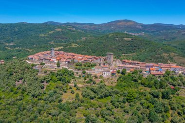 İspanya 'daki Miranda del Castanar köyünün havadan görünüşü