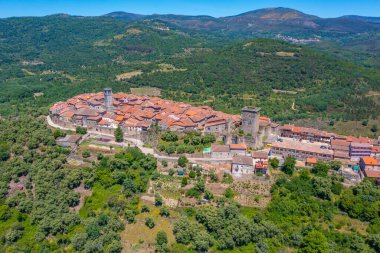 İspanya 'daki Miranda del Castanar köyünün havadan görünüşü