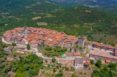 İspanya 'daki Miranda del Castanar köyünün havadan görünüşü