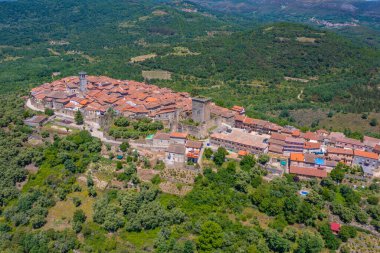 İspanya 'daki Miranda del Castanar köyünün havadan görünüşü