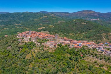 İspanya 'daki Miranda del Castanar köyünün havadan görünüşü